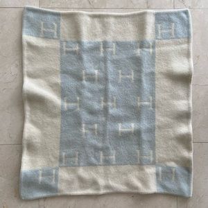 HERMÈS Avalon Blanket Light Blue Shrunk to Pet Blanket size